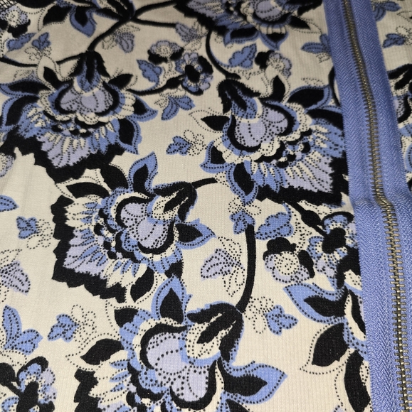 Chico's Zenergy Women Size 1 Black Multi Floral Zip Back 3/4 sleeve - Picture 9 of 9